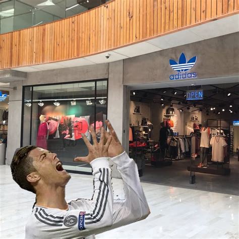 Adidas Plaza Patria en la ciudad Zapopan .